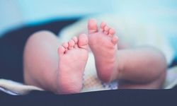 20 günlük bebek babasının kullandığı minibüsün altında kalarak öldü