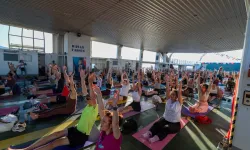 İzmir'de yoga tutkunları vapurda gün batımına karşı buluştu