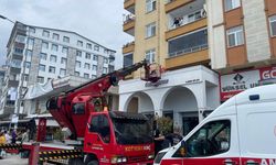 Dengesini kaybederek 3'üncü kattan düşen 63 yaşındaki kadın öldü