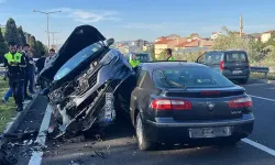 4 araç birbirine çarptı, ortalık savaş alanına döndü: Yaralılar var!