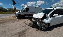 Ambulans ile hafif ticari araç kavşakta çarpıştı: Çok sayıda yaralı var!