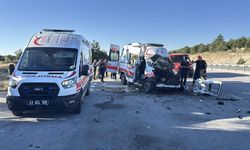 Ambulansın iki tıra çarptığı kazada 1 kişi hayatını kaybetti