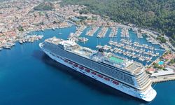 Aroya kruvaziyeri 2 bin 667 turistle limana demirledi