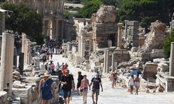 Bakan Ersoy paylaştı: Bayramda Efes'e ziyaretçi akını!