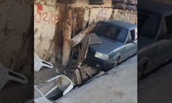 Bankta otururken otomobil çarpan kişi İzmir'de tedavi gördüğü hastanede öldü