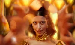 Beren Saat Honey Bee şarkı sözleri ne? Honey Bee ne demek?
