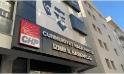 CHP İzmir’de kritik gün: Partililer İl Başkanlığı önünde toplandı