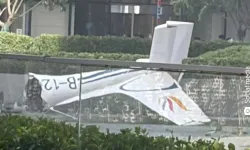 Çin'de hafif uçak gökdelene çarptı: Pilot yaşamını yitirdi