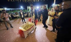 Düğüne damga vuran sürpriz: El arabasıyla takı merasimi!