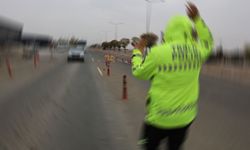 “Dur” ihtarına uymayan belediye başkanının aracı kazaya karıştı: 2 yaralı