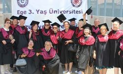 EÜ 3. Yaş Üniversitesi'nde mezuniyet coşkusu