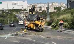 Feci kaza: İş makinesi taşıyan çekici devrildi, sürücü hayatını kaybetti