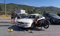 Feci kaza: Motosiklet otomobile ok gibi saplandı, 2 yaralı!