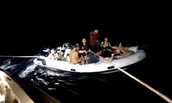 İzmir’de düzensiz göçmenlere geçit yok: Lastik bot durduruldu 18 kişi yakalandı