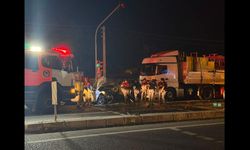 İzmir'de feci zincirleme kaza: Tır 4 aracı biçti, 5 kişi yaralandı