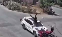 İzmir’de korkunç kaza kamerada: 15 yaşındaki sürücünün çarptığı motosikletli ağır yaralandı