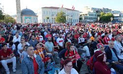 İzmirliler Konak Meydanı'nda milli heyecan için buluştu