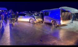 Kafa kafaya çarpışan araçlar can aldı: 1 ölü, 12 yaralı