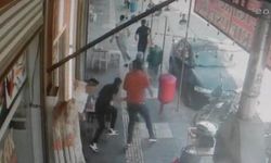 Kebapçıda silahlı ve bıçaklı kavga: O anlar kamerada!