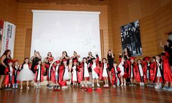 Kırmızı Otobüs'te mezuniyet coşkusu sahneye taşındı