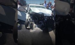 İzmir'de kontrolden çıkan otomobil bariyerlere çarptı, 1 kişi ağır yaralandı