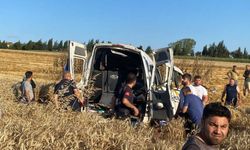 Minibüs tarlaya uçtu, ortalık savaş alanına döndü: Ölü ve yaralılar var!