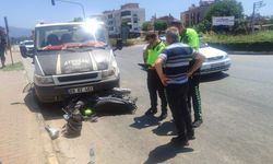 İzmir'de kamyonetle çarpışan motosikletteki 2 kişi yaralandı