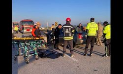 Otomobil kamyonete çarptı: 3 kişi hayatını kaybetti