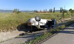 Takla atan otomobil refüje çarparak durabildi: 1 ölü, 3 yaralı