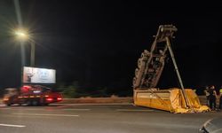 Otoyolda tehlikeli kaza: Kamyon tabelaya çarptı, trafikte aksama yaşandı!