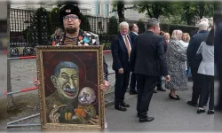 Putin'i hedef alan karikatürist suikasta kurban gitti
