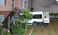 Direksiyon hakimiyetini kaybetti, evin bahçesine uçtu: 1 ölü