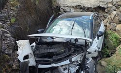 Otomobilin su kanalına düştüğü kazada 1 kişi öldü, 4 kişi yaralandı