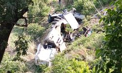 İzmir'de direksiyon hakimiyetini kaybeden tır uçuruma devrildi: 1 yaralı