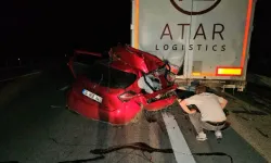 Park halindeki tıra arkadan çarpan otomobil sürücüsü hayatını kaybetti