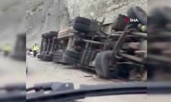 Freni patlayan tırdan atlayan sürücü öldü, otomobildeki 2 kişi yaralandı