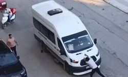 Trafik ortasında saldırı: Minibüsün önünü kesip yumrukladı!