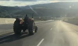 Traktörle tehlikeli sollama kamerada: 80 kilometre hızla giden aracı solladı!