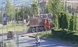 Tramvay ile kamyon çarpıştı, seferler durduruldu!