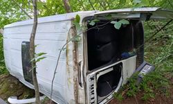 Minibüs uçuruma yurvarlandı... Çok sayıda yaralı var!