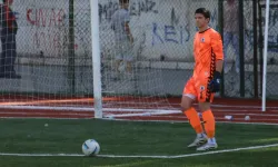17 yaşındaki Alp Özge, Menemen FK'da profesyonel sözleşmeye imza attı