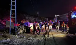 Otomobil ile kamyonun çarpıştığı kazada ikisi çocuk 3 kişi öldü, 5 kişi yaralandı