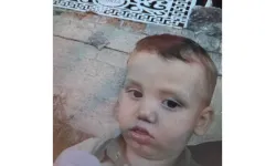 En acı ölüm: Otomobilden yola savrulan 2 yaşındaki çocuk yaşamını yitirdi