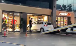 Akaryakıt istasyonunda d*hşet: Kontrolden çıkan araç markete daldı