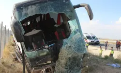 Yolcu otobüsünün yoldan çıktığı kazada 1 kişi öldü, 43 kişi yaralandı