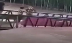 Bangladeş'te köprü çöktü: 4 kişi nehre düştü