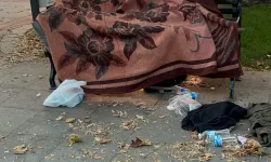 Bankta uyuyan adam ölü bulundu