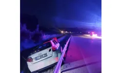 Bariyerlere çarpan otomobilde can kaybı: 1 ölü, 3 yaralı