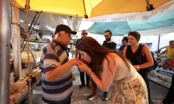Çeşme Belediye Başkanı Denizli, Alaçatı Pazarı’nda esnafla buluştu