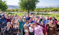 Başkan Tugay, mahalle bostanlarında üretici kadınlarla buluştu